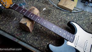 Cambiar trastes de guitarra electrica