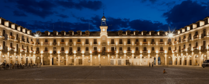 Plaza de Ocaña, donde cerca esta el luthier Ocaña