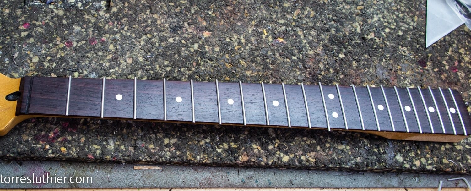 Cambiar trastes de guitarra electrica