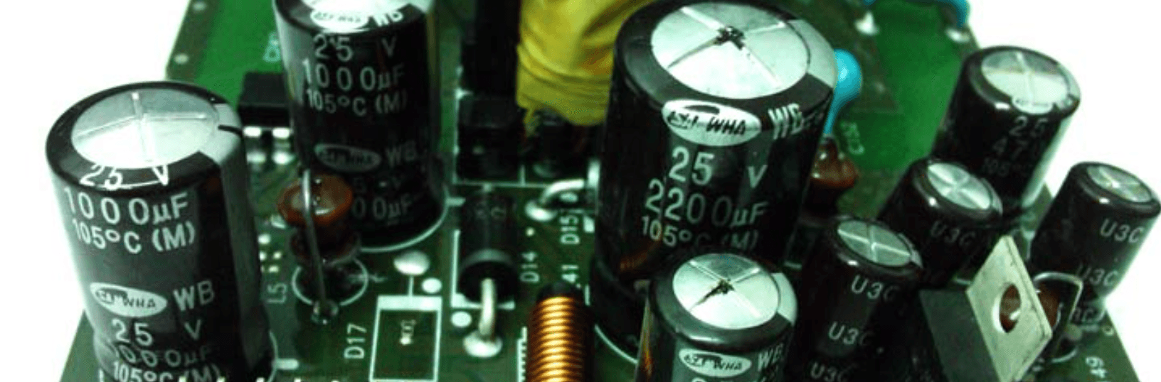 Fotografía comparativa mostrando un condensador electrolítico nuevo con tapa plana junto a un condensador electrolítico hinchado/inflado defectuoso con abultamiento evidente en la tapa superior